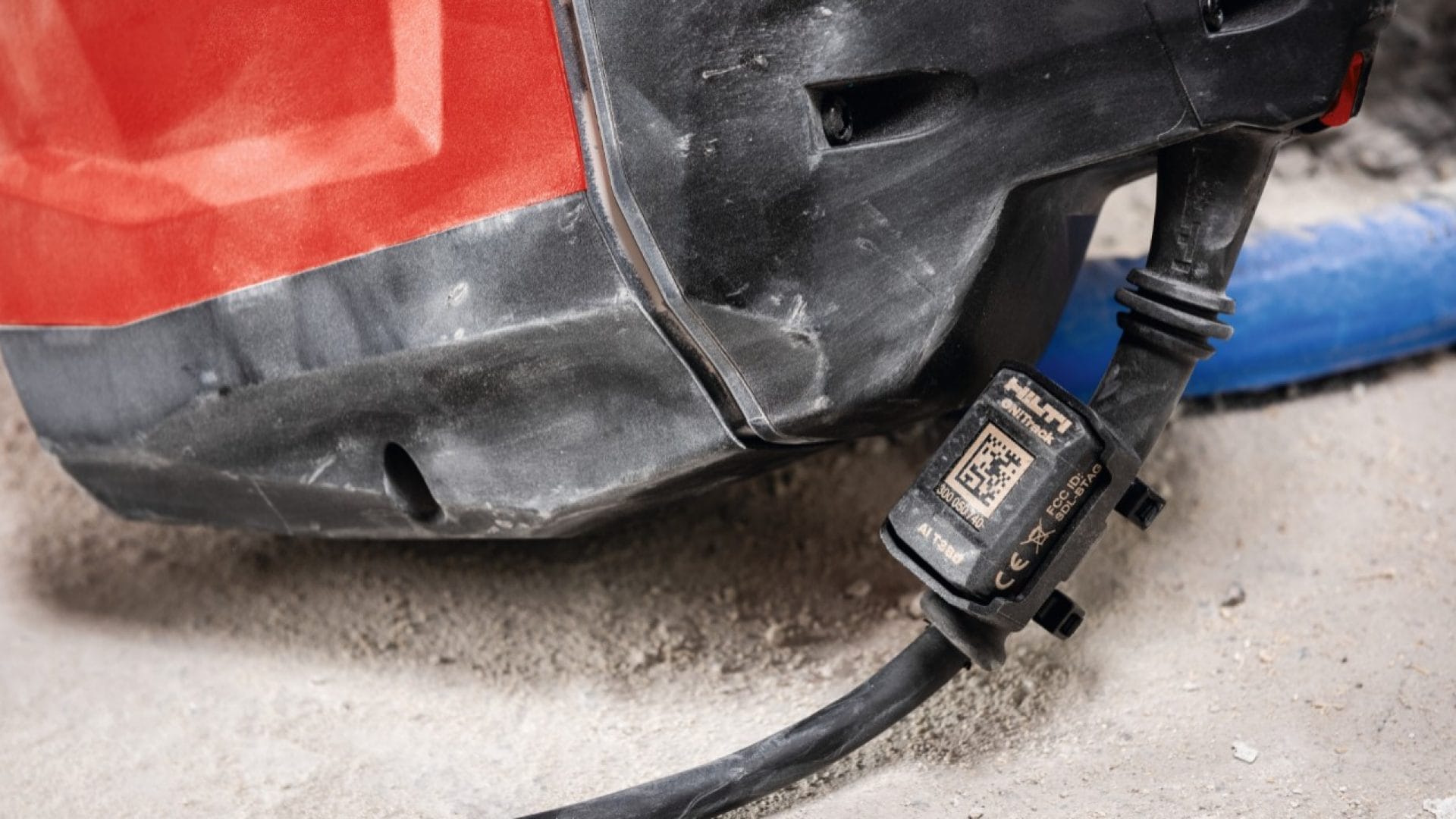 Robust ON!Track smart tag AI T380, developed for tough jobsite conditions